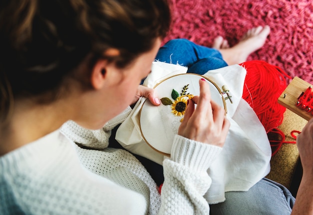 Ręce haftujące wzór